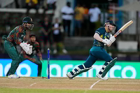 David Warner palys shot a against Bangladesh
